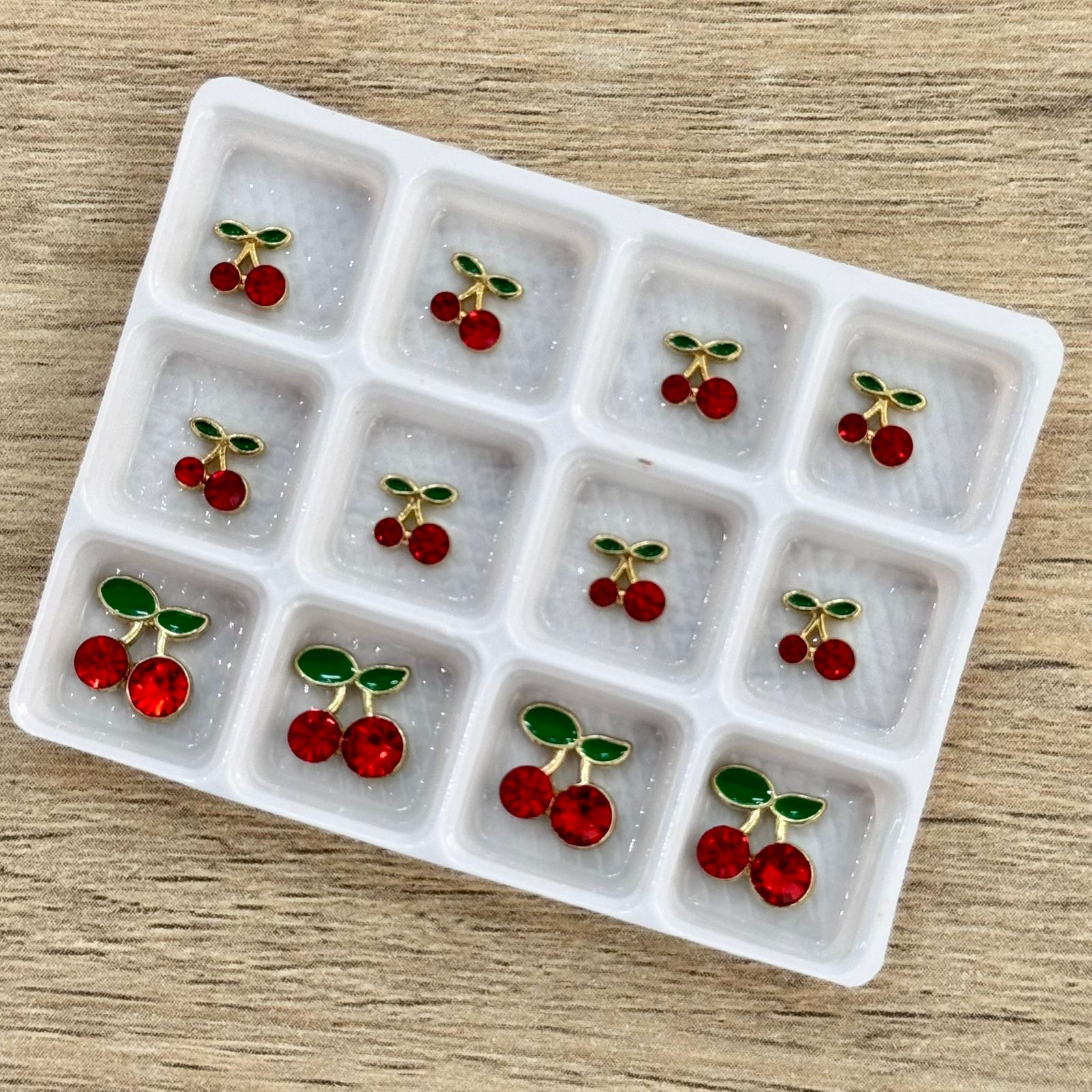 0977e8dd-9f5a-4d1c-951b-10a27cb1e930 Decoración cerezas doradas x 12 unidades - Imagen 1