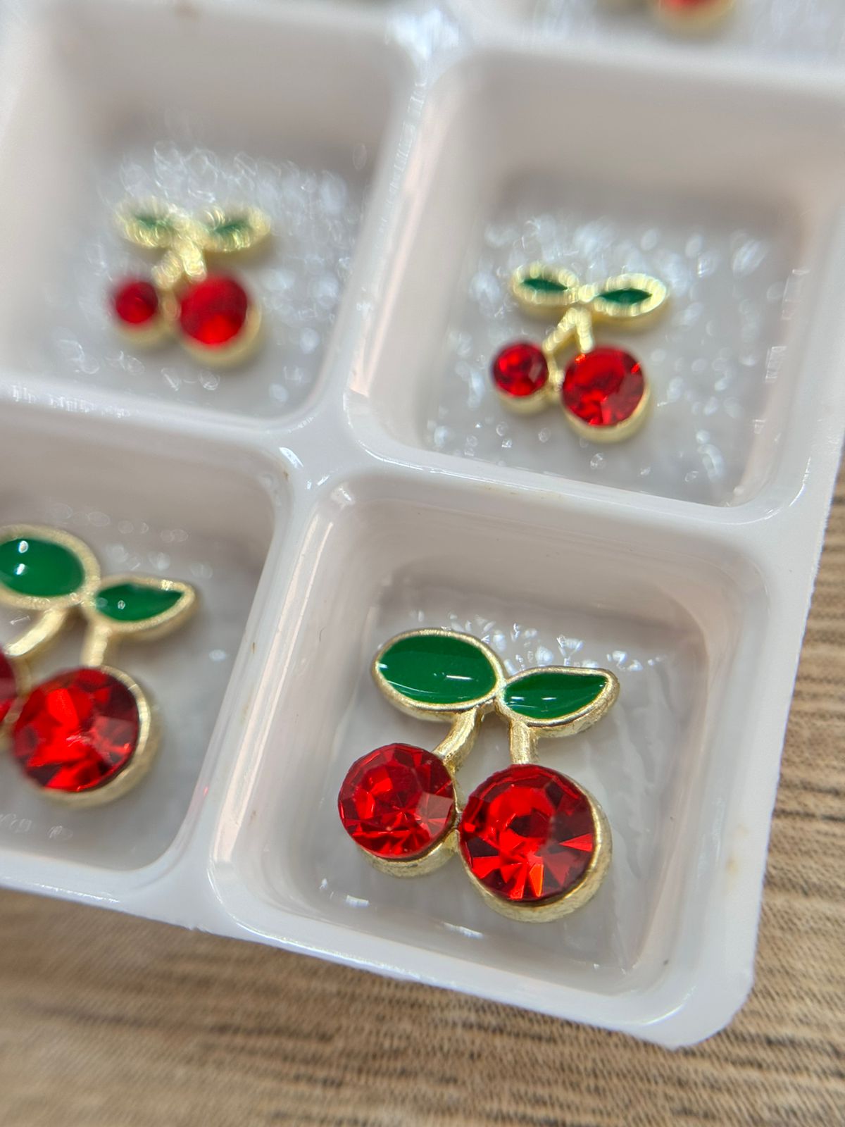 f5e668d0-9ea9-4ab9-9ab9-bd12e7151a79 Decoración cerezas doradas x 12 unidades - Imagen 2