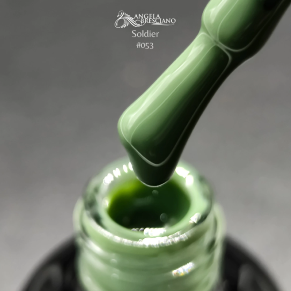 Esmalte semipermanente 053 Soldier - Angela Bresciano